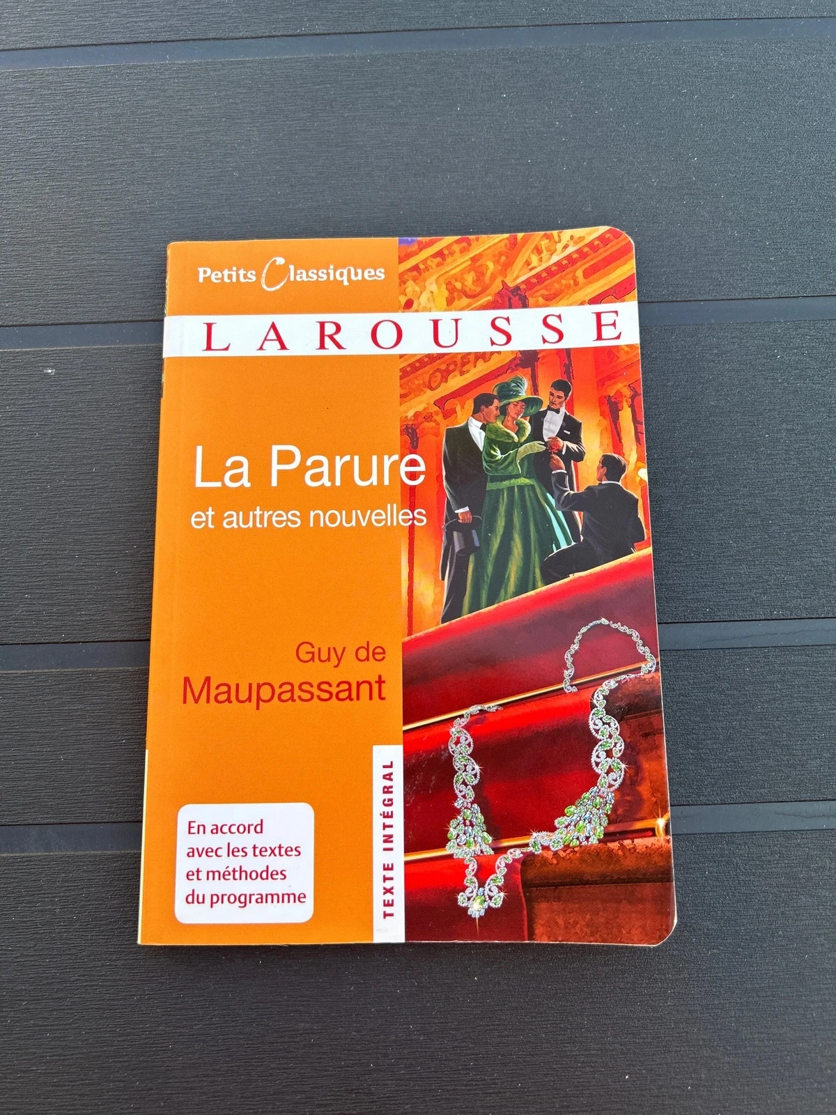 La parure et autres nouvelles Guy de maupassant Larousse très bon état
